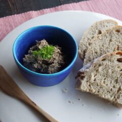 鹿のレバーペーストと天然酵母のパン