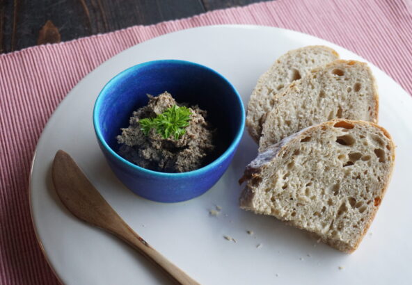 鹿のレバーペーストと天然酵母のパン