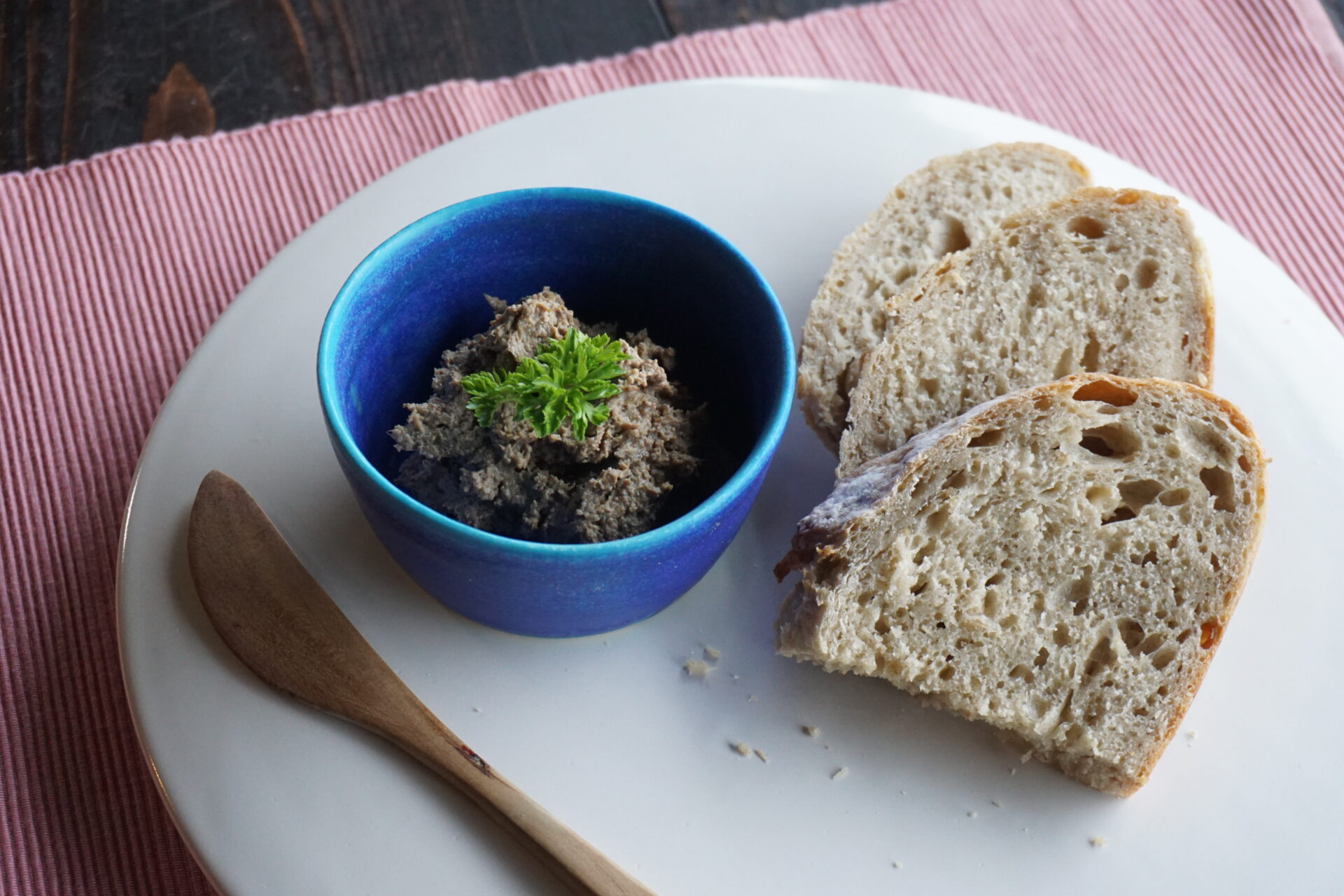 鹿のレバーペーストと天然酵母のパン