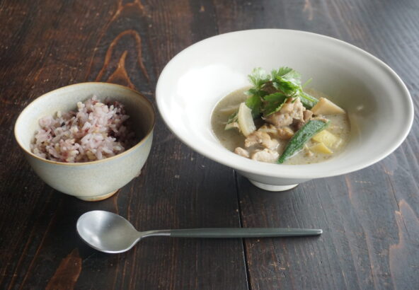筍のタイカレーと玄米黒米ブレンドご飯