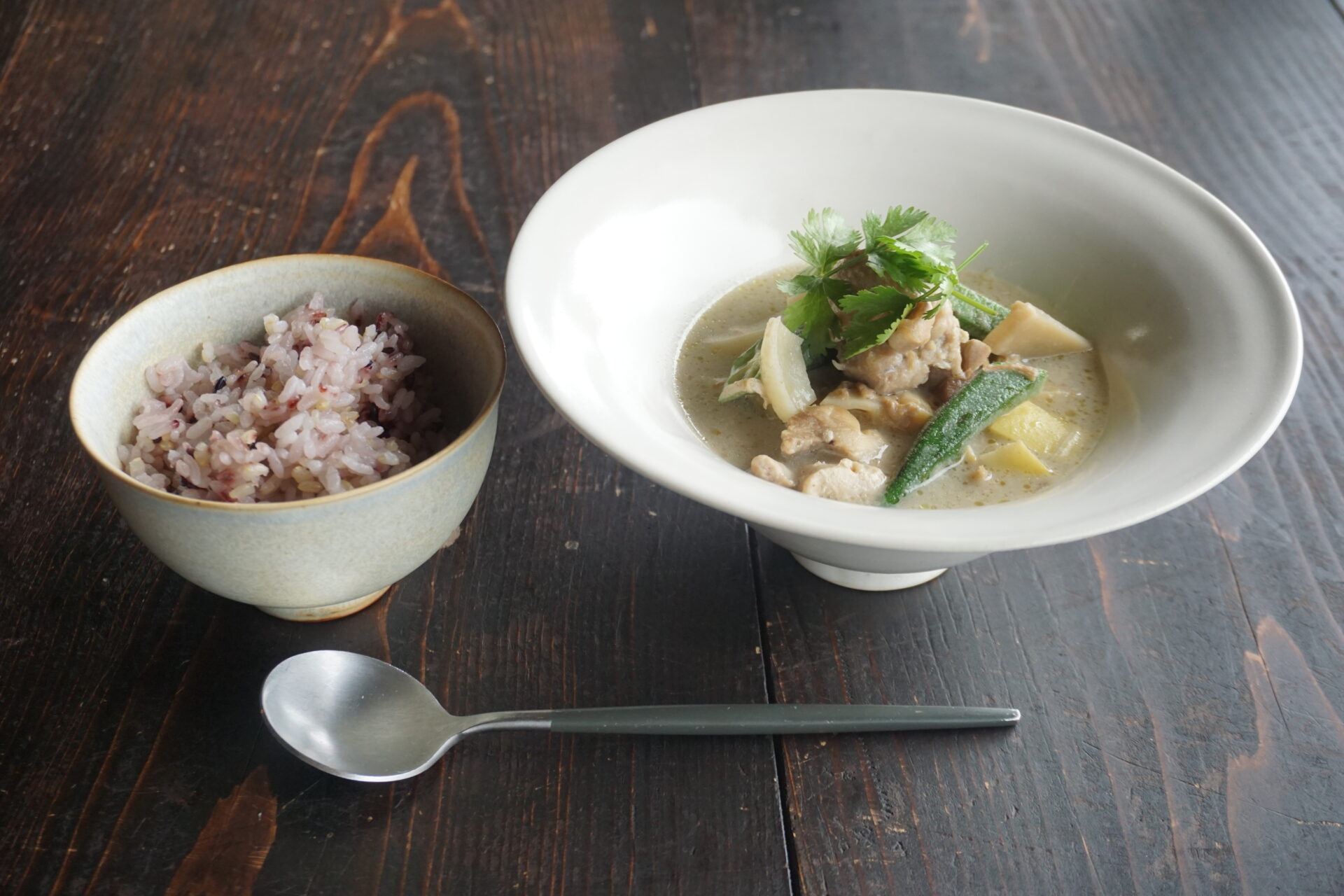 筍のタイカレーと玄米黒米ブレンドご飯